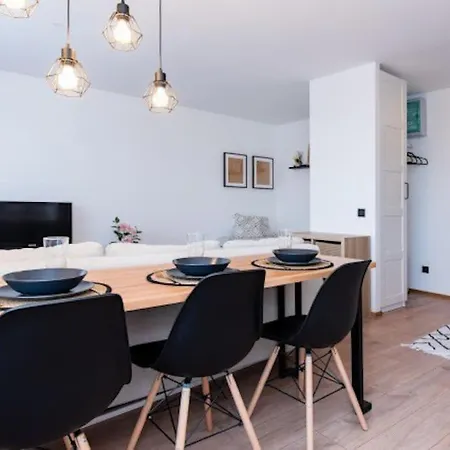 Cozy Little Home, Mai 17 Apartment *